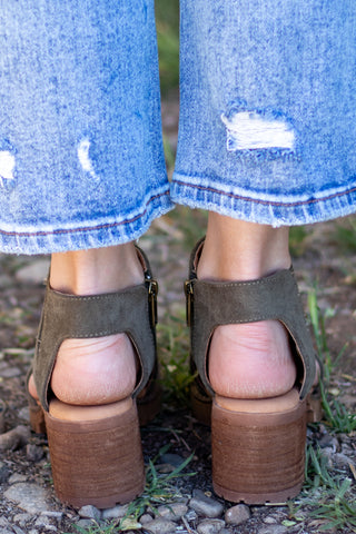 Milsy Sandal~ Very G