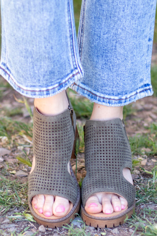 Milsy Sandal~ Very G