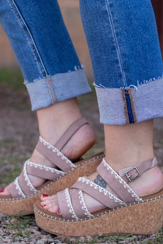Bethany Sandal~ Very G