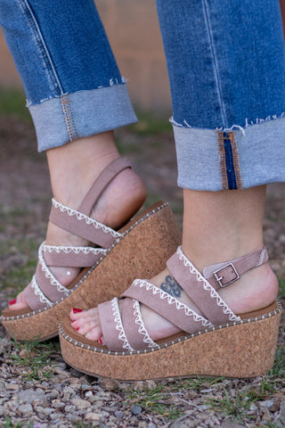 Bethany Sandal~ Very G