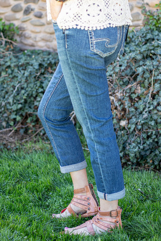 Woman wearing Silver Jeans Elyse Capri outside.