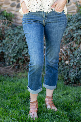 Woman wearing Silver Jeans Elyse Capri outside.