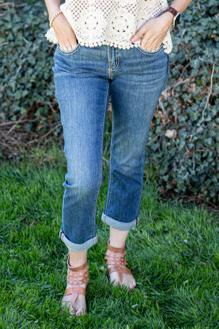 Woman wearing Silver Jeans Elyse Capri outside.