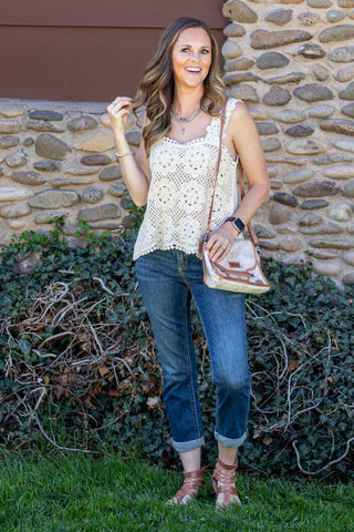Woman wearing Silver Jeans Elyse Capri outside.