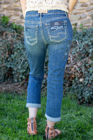 Woman wearing Silver Jeans Elyse Capri outside.
